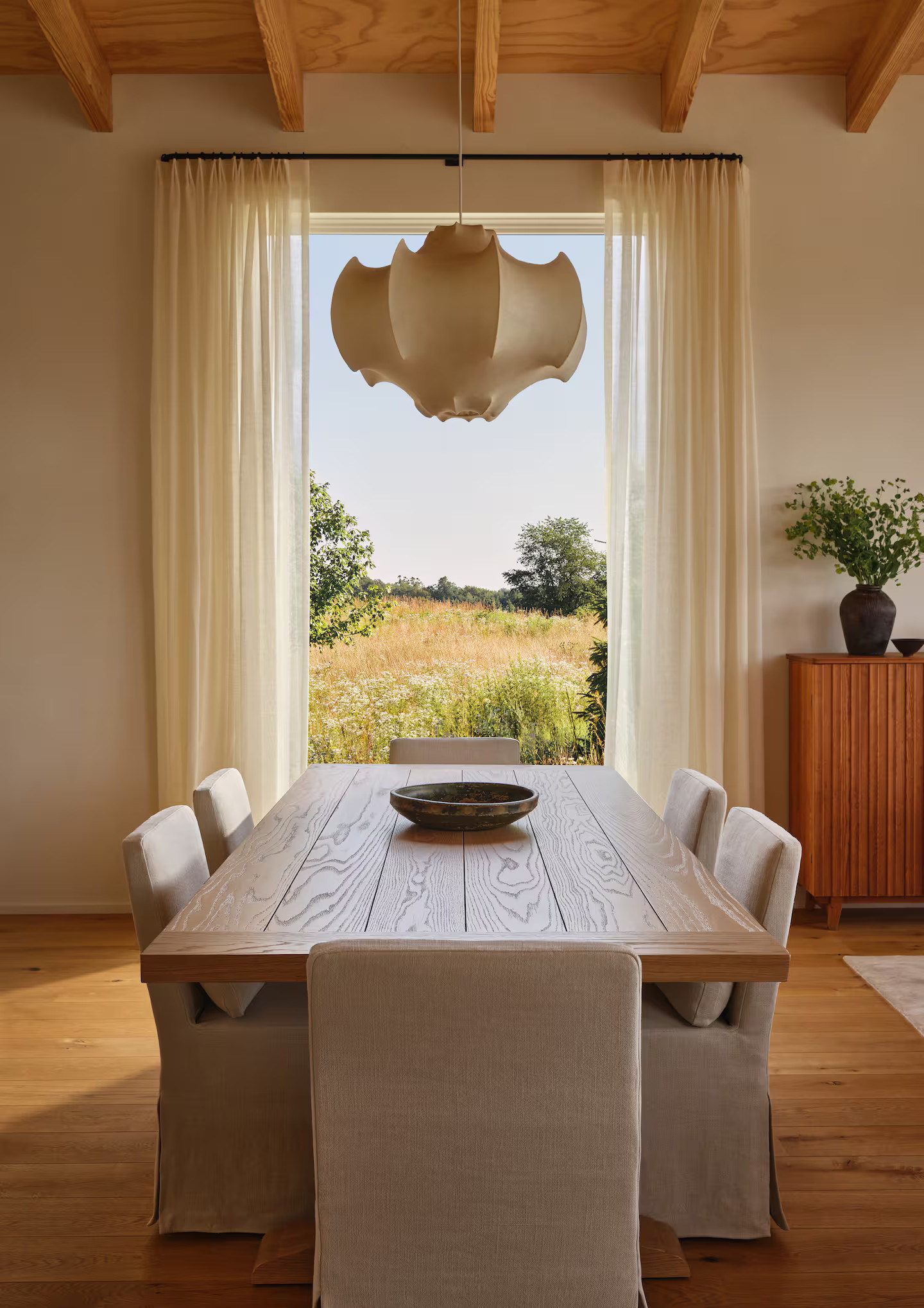 salle à manger décoration contemporaine maison de la designer Jenni Kayne salle à manger décoration contemporaine maison de la designer Jenni Kayne