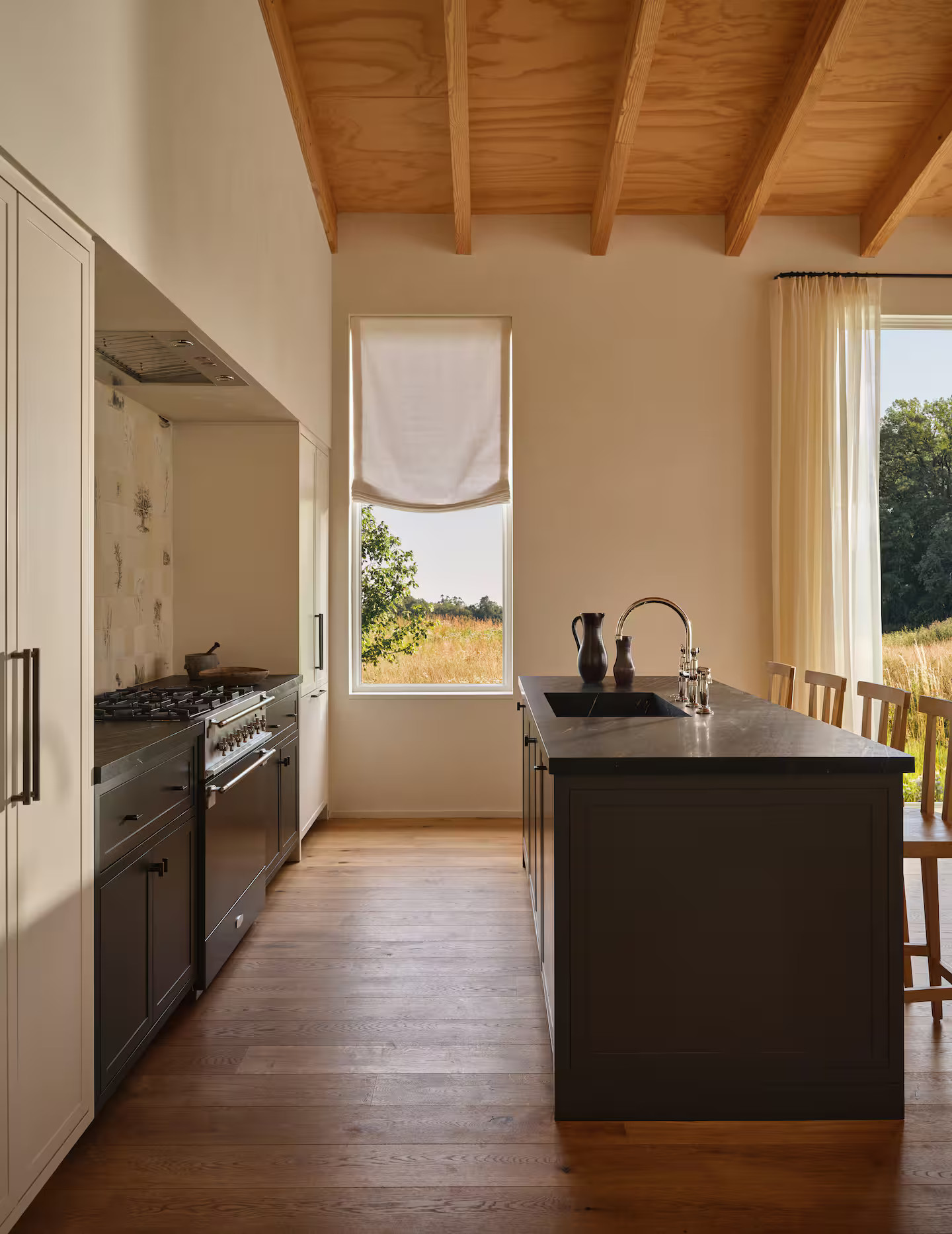 cuisine avec zelliges décoration contemporaine maison de la designer Jenni Kayne cuisine avec zelliges décoration contemporaine maison de la designer Jenni Kayne