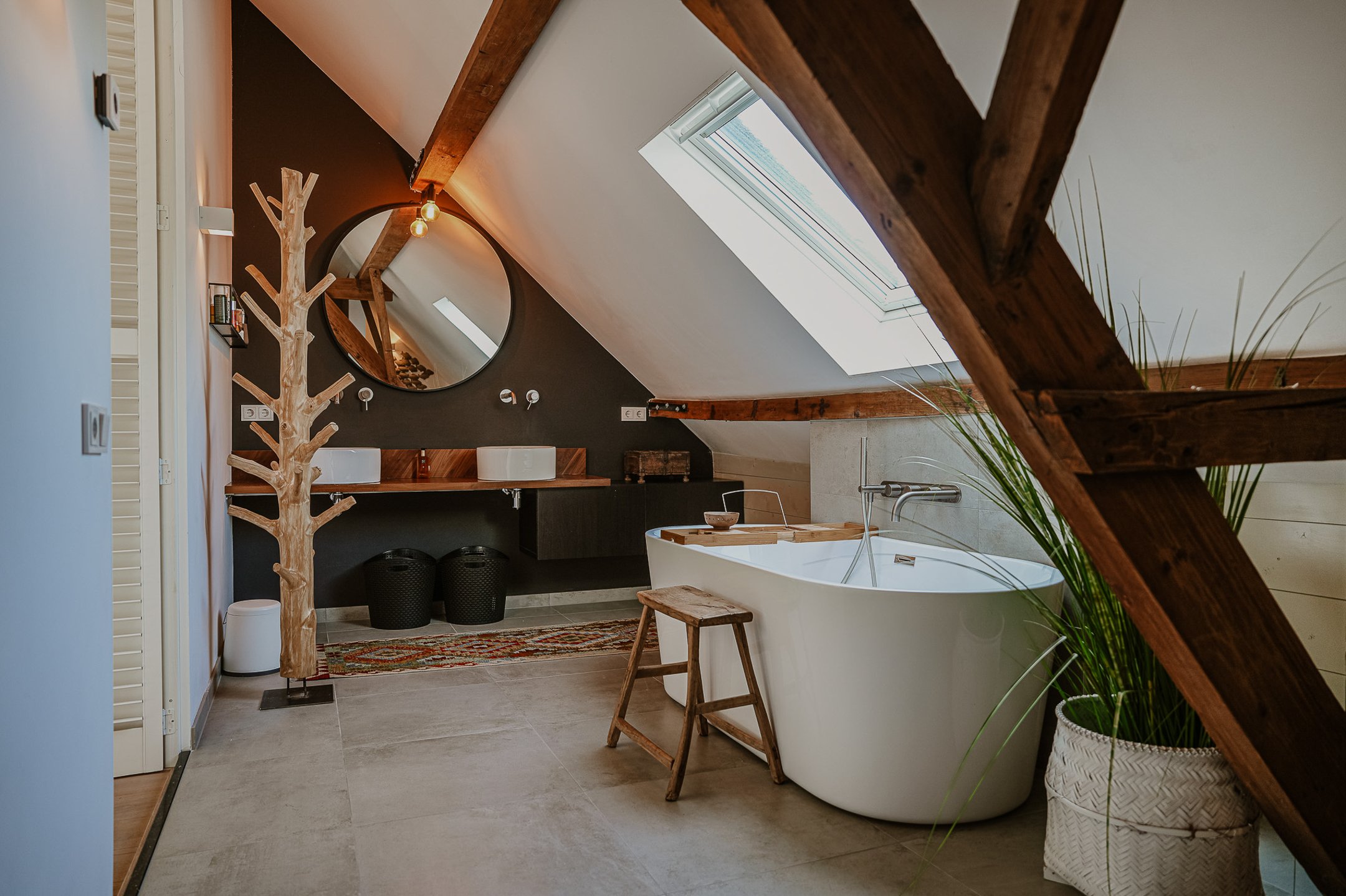 salle de bain mansardée avec poutres salle de bain mansardée avec poutres