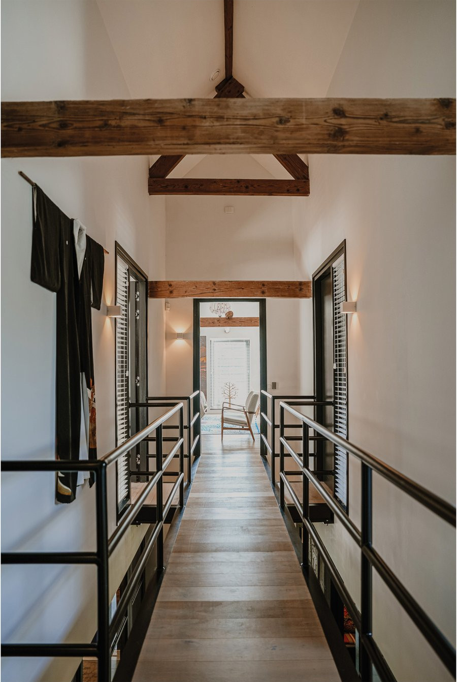 passerelle pour chambres maison ancienne rénovée avec poutres décoration contemporaine passerelle pour chambres maison ancienne rénovée avec poutres décoration contemporaine