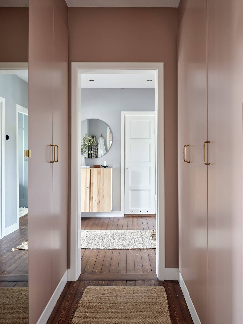 couloir avec placards et murs roses couloir avec placards et murs roses