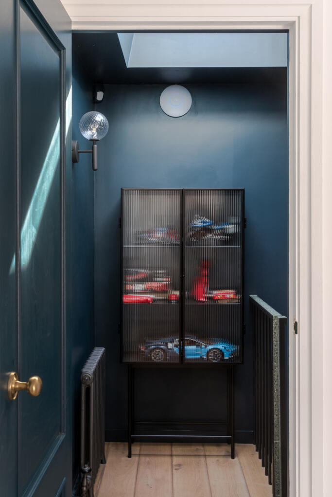couloir murs bleus avec vitrine couloir murs bleus avec vitrine