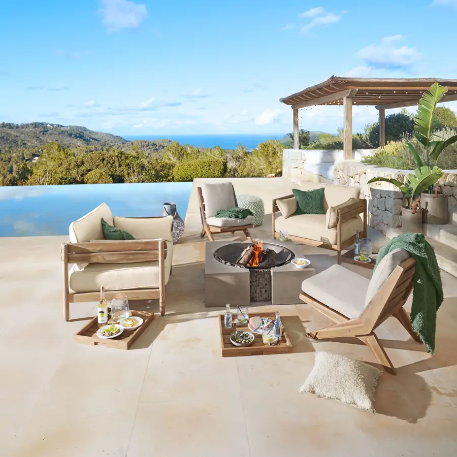 terrasse aménagée par Loberon avec piscine et pergola terrasse aménagée par Loberon avec piscine et pergola