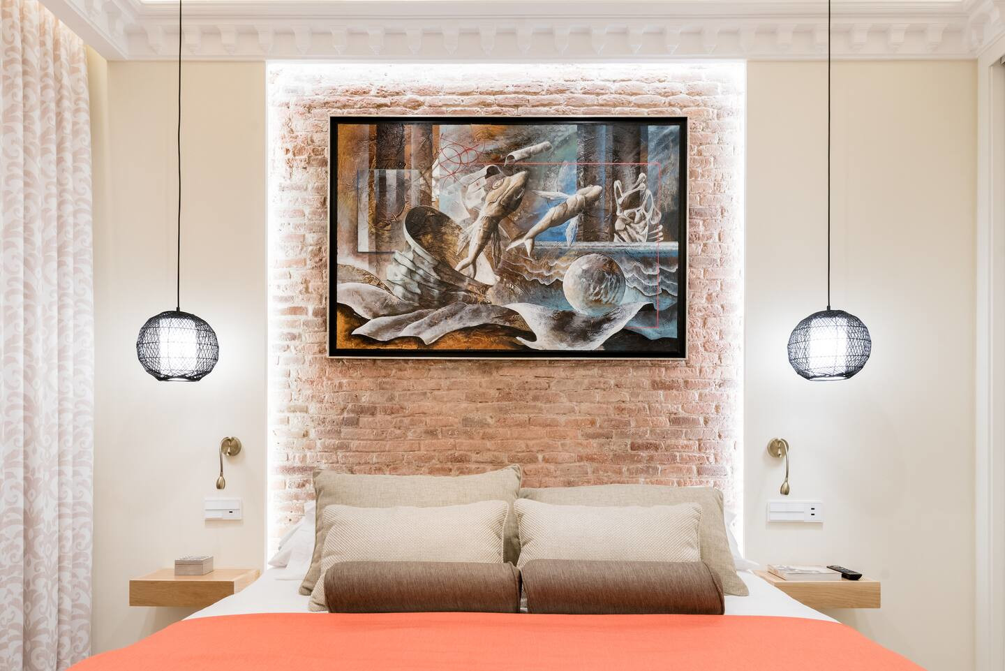 chambre mur briques et moulures décoration contemporaine appartement Madrid