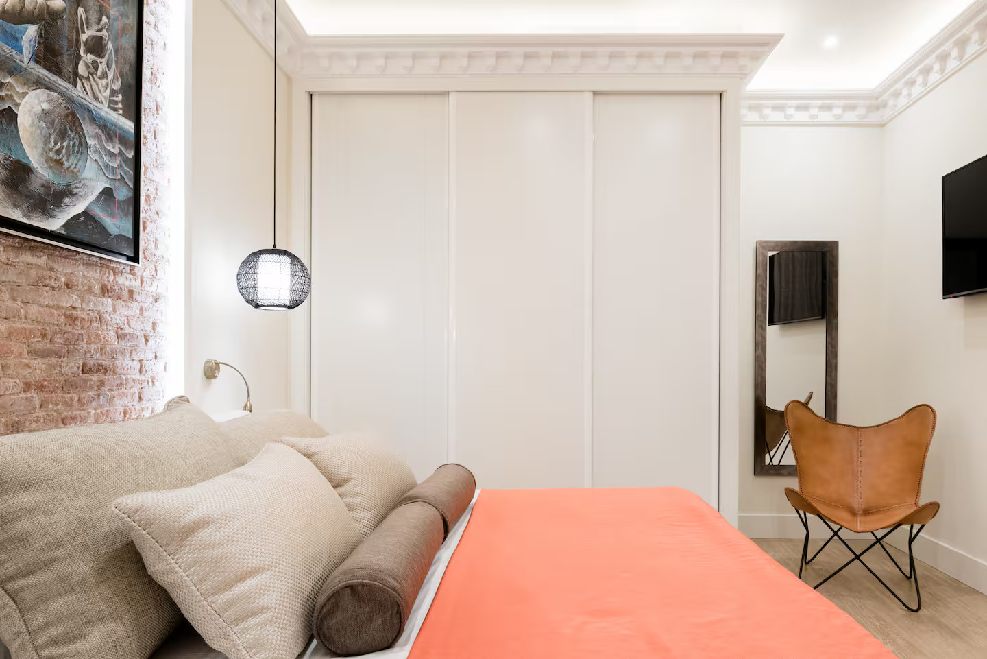chambre mur briques et moulures décoration contemporaine appartement Madrid