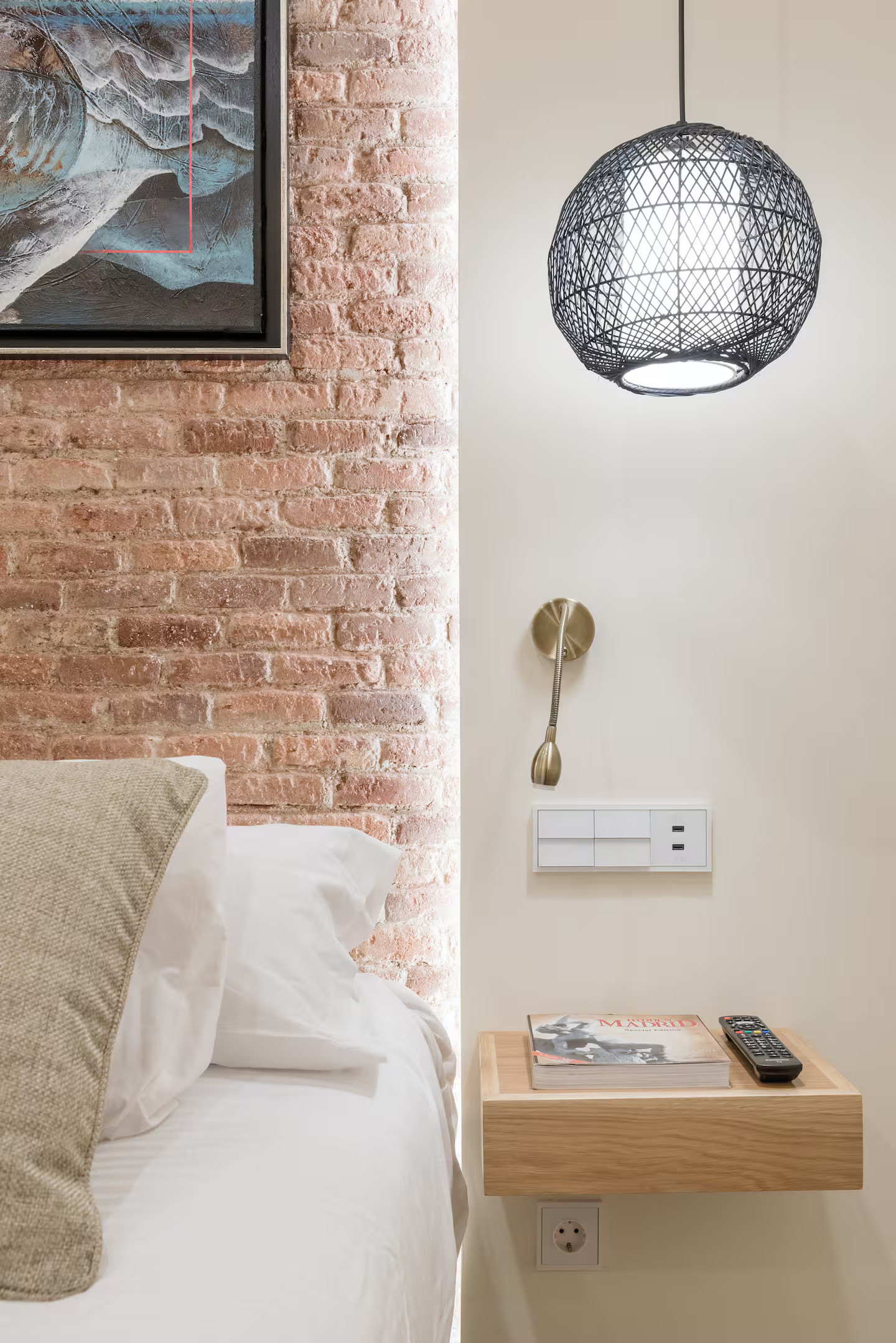 chambre mur briques et moulures décoration contemporaine appartement Madrid