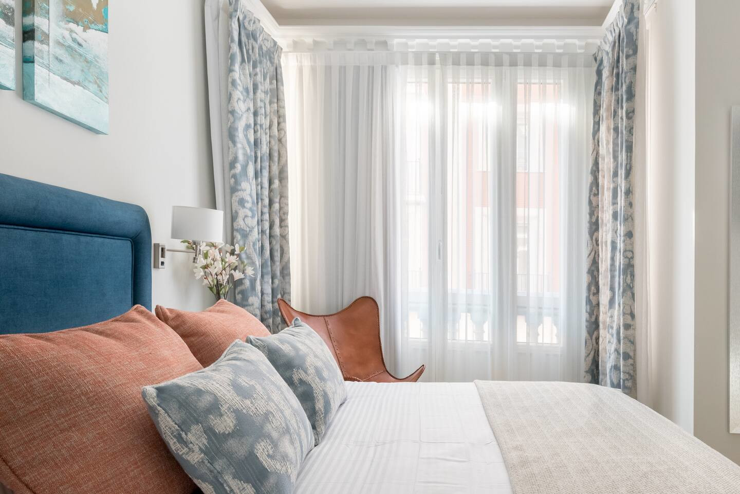 chambre avec moulures décoration contemporaine appartement Madrid