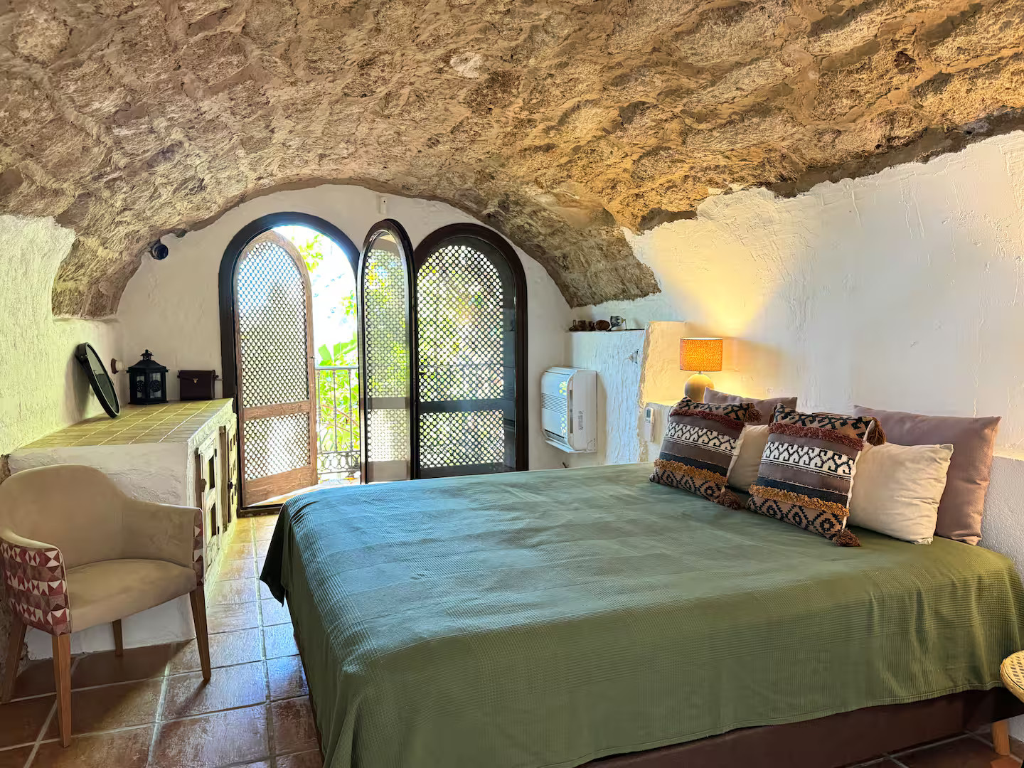 chambre avec plafond voûté en pierres