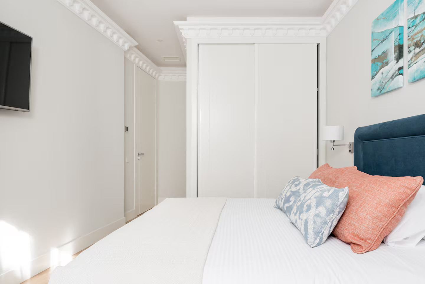 chambre avec moulures décoration contemporaine