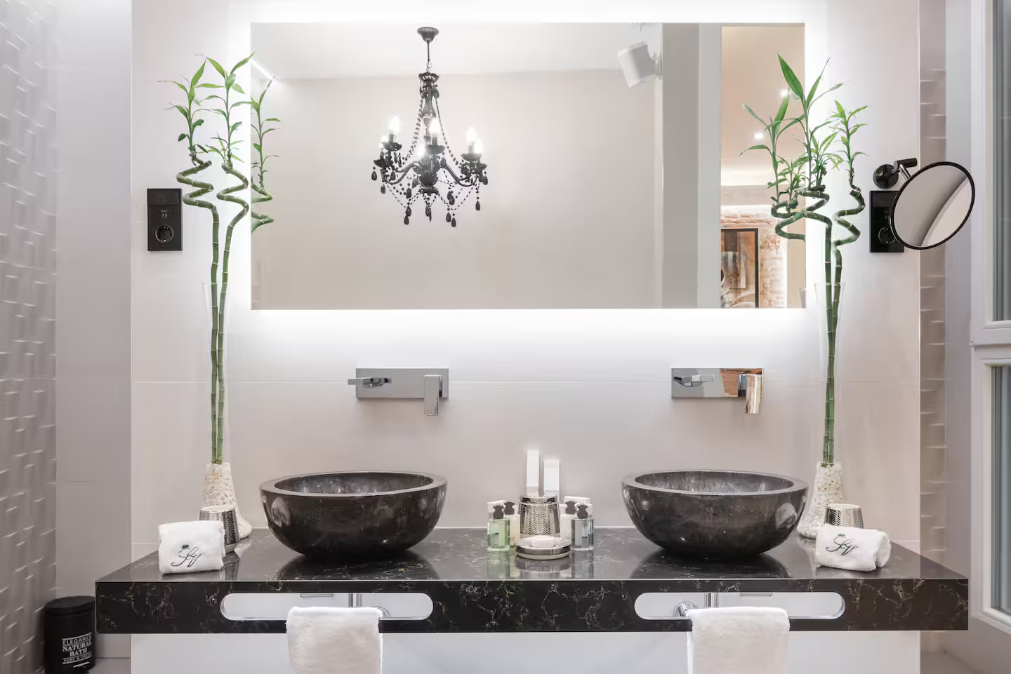 salle de bain blanche et noir marbre
