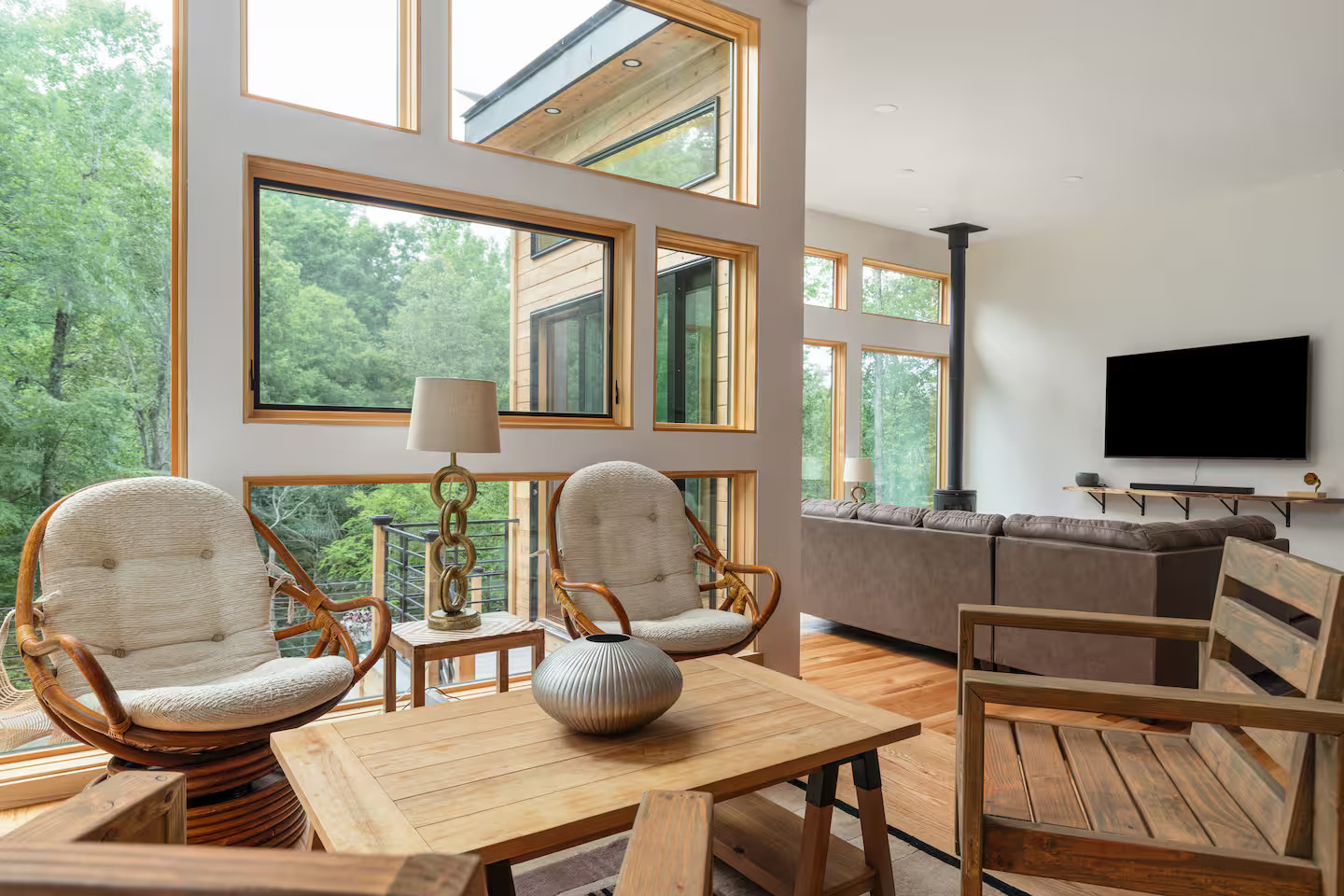 salon avec baie vitrée maison en bois Le Gramophone