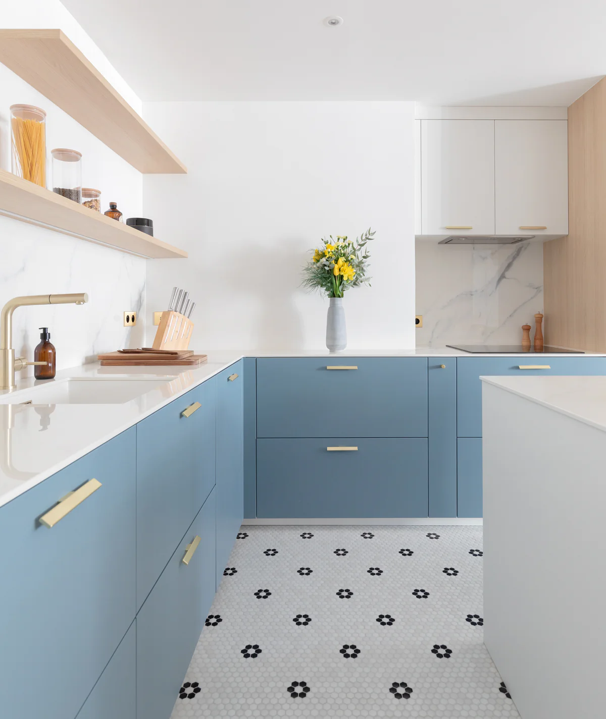 cuisine IKEA bleue personnalisée par Studio Couleur cuisine IKEA bleue personnalisée par Studio Couleur