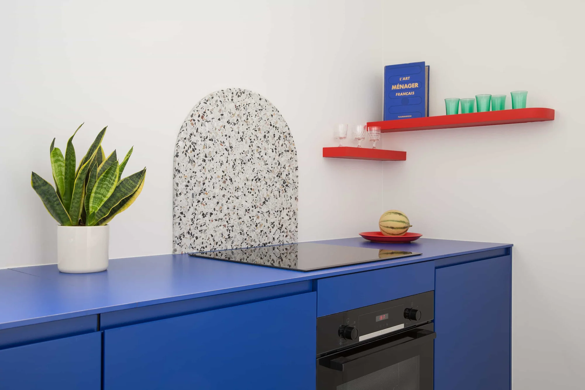 cuisine IKEA bleue personnalisée par Studio Couleur cuisine IKEA bleue personnalisée par Studio Couleur