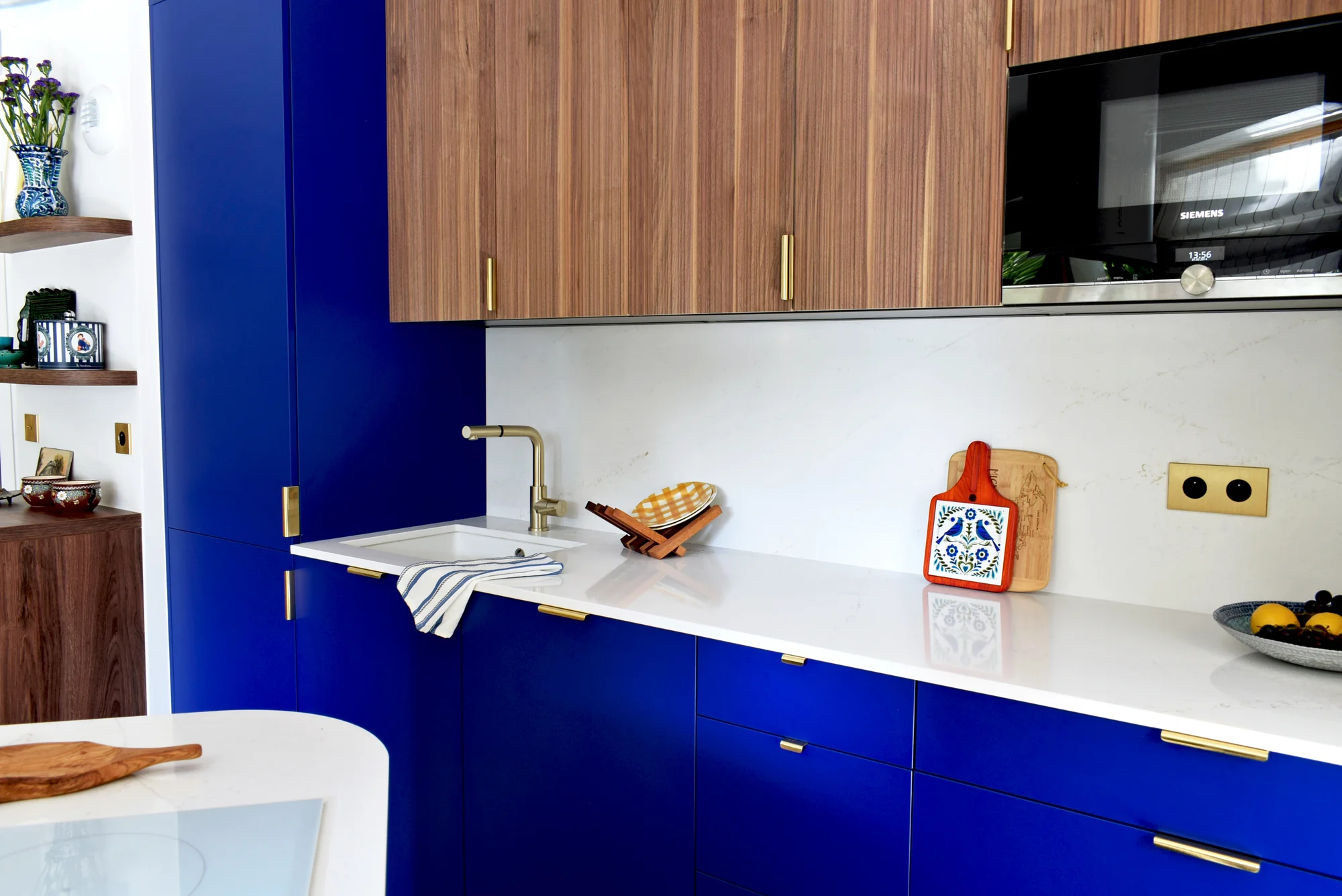 cuisine IKEA bleue et bois personnalisée par Studio Couleur cuisine IKEA bleue et bois personnalisée par Studio Couleur