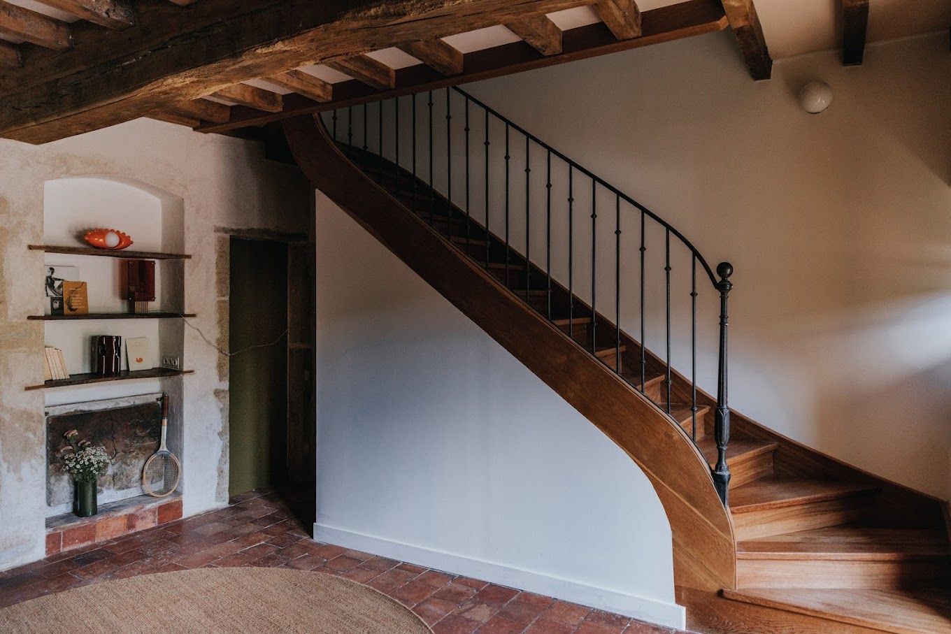 escalier ancien bois maison ancienne en pierres rénovée la Maison Rita Bourgogne escalier ancien bois maison ancienne en pierres rénovée la Maison Rita Bourgogne