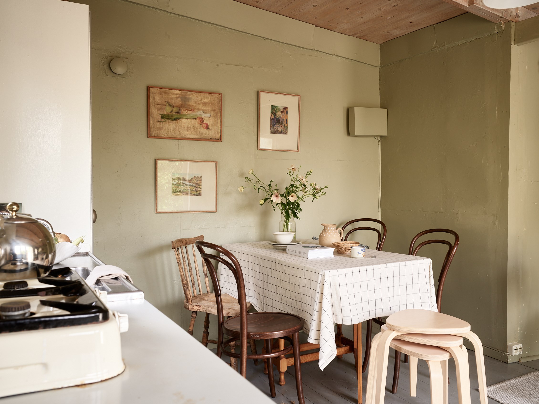 cuisine et salle à manger murs verts décoration scandinave petite maison 25m2 cuisine et salle à manger murs verts décoration scandinave petite maison 25m2