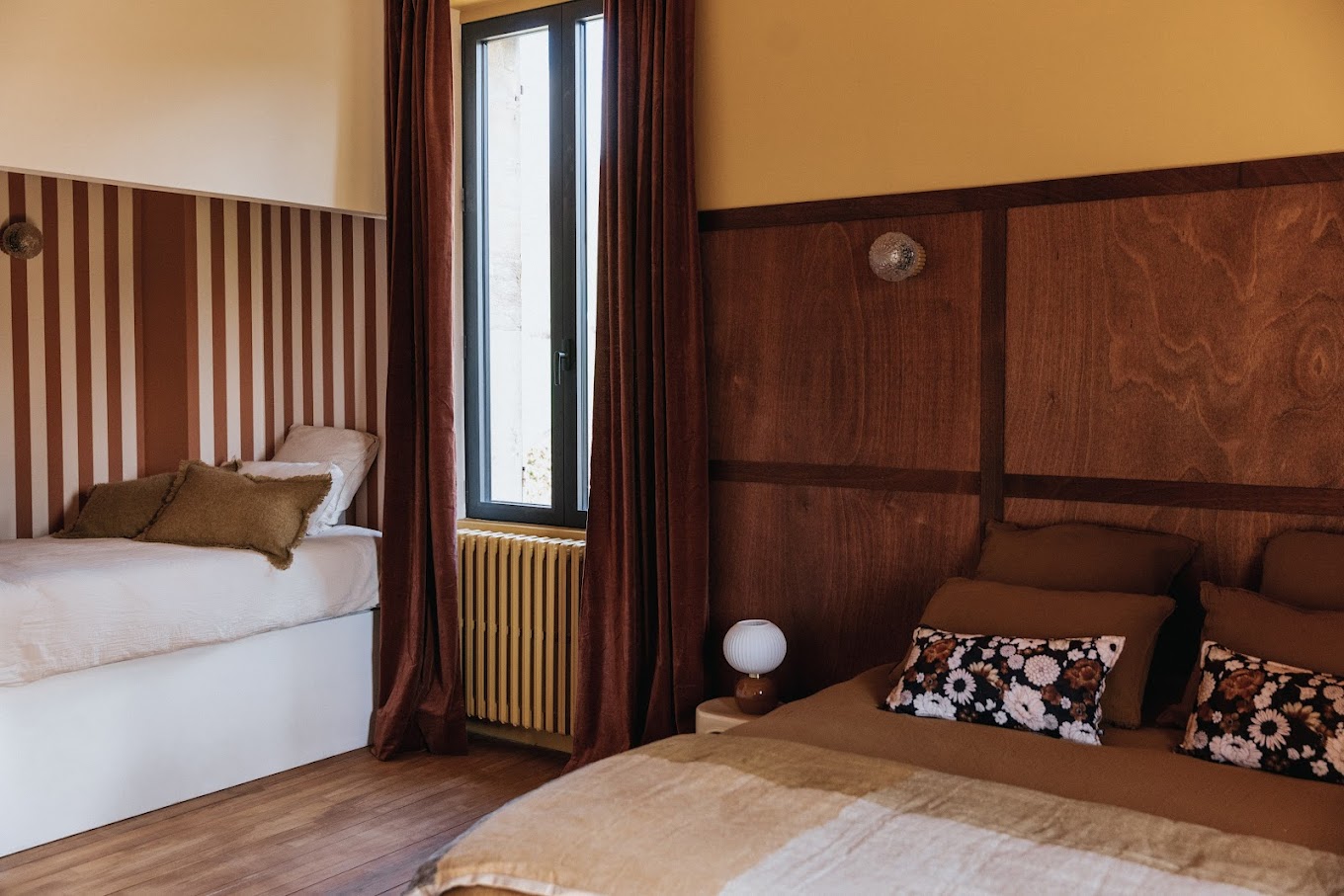 chambre mur jaune maison ancienne en pierres rénovée la Maison Rita Bourgogne chambre mur jaune maison ancienne en pierres rénovée la Maison Rita Bourgogne