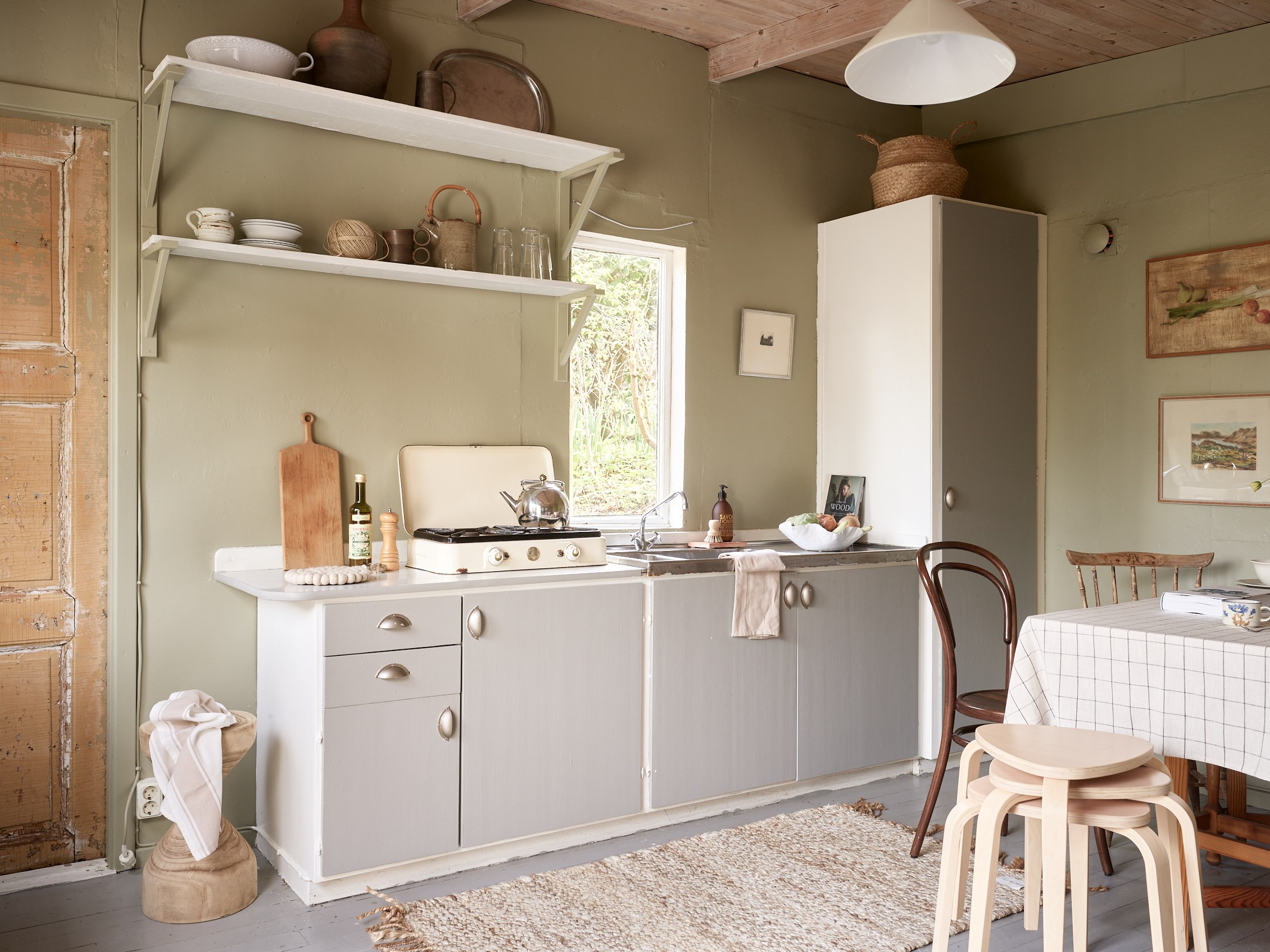 cuisine et salle à manger murs verts décoration scandinave petite maison 25m2 cuisine et salle à manger murs verts décoration scandinave petite maison 25m2