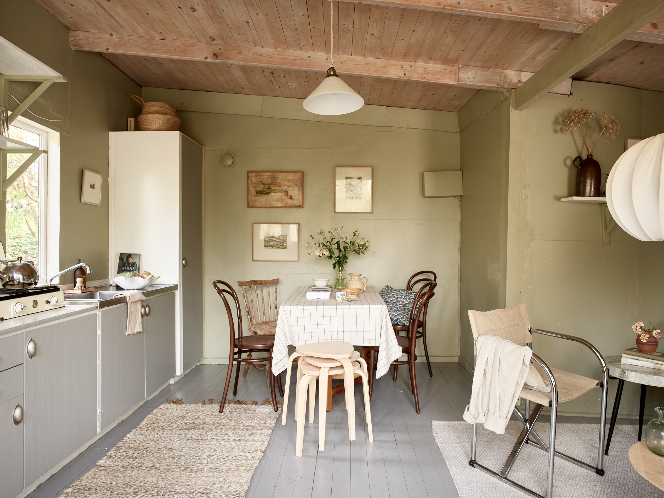 cuisine et salle à manger murs verts décoration scandinave petite maison 25m2 cuisine et salle à manger murs verts décoration scandinave petite maison 25m2