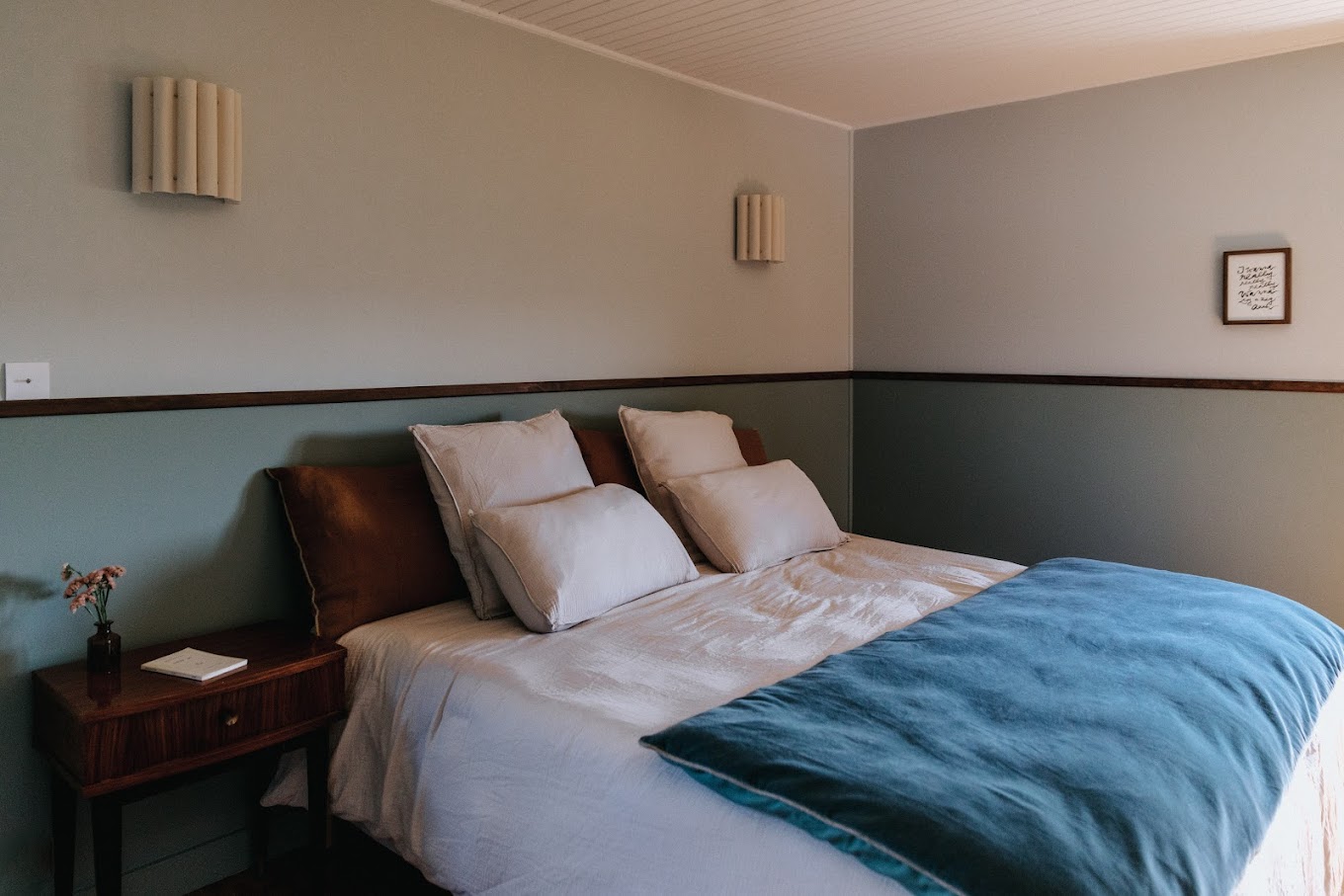 chambre bleue et blanche maison ancienne en pierres rénovée la Maison Rita Bourgogne chambre bleue et blanche maison ancienne en pierres rénovée la Maison Rita Bourgogne