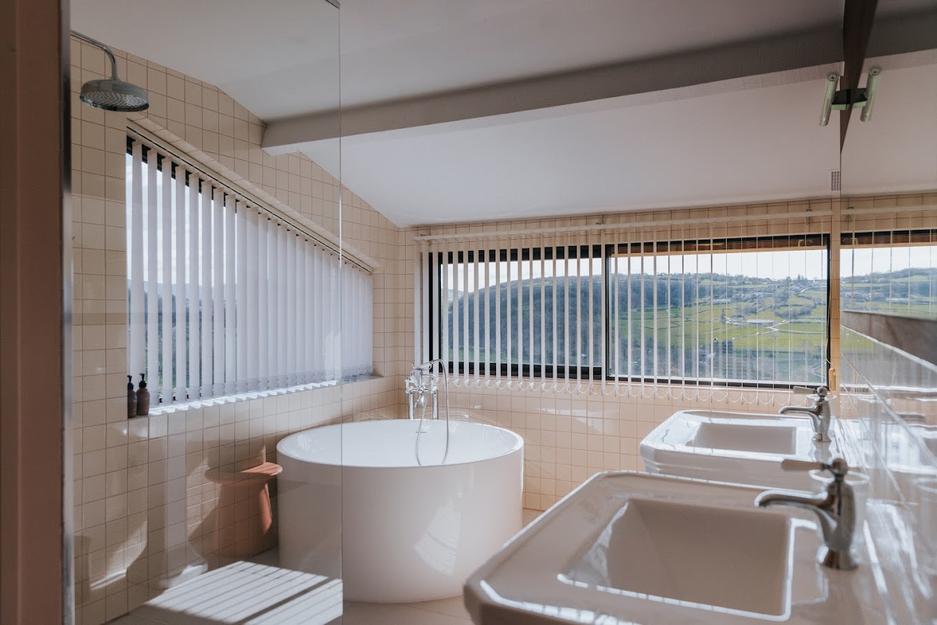 salle de bain design mansardée la Maison Rita Bourgogne salle de bain design mansardée la Maison Rita Bourgogne