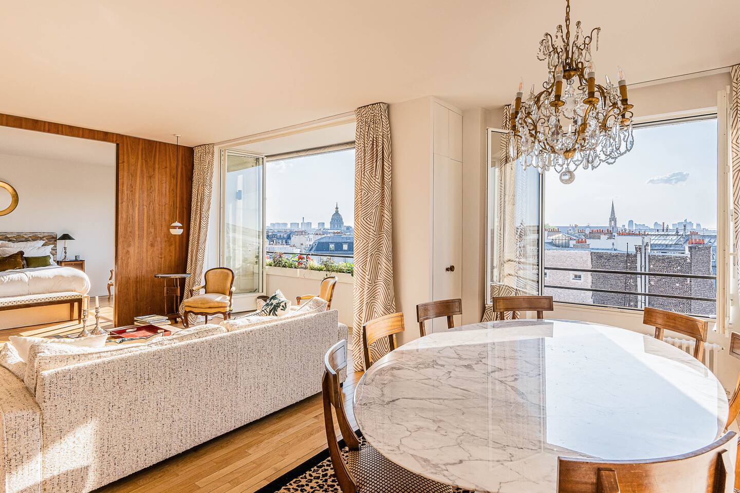 salon appartement Paris vue tour Eiffel décoration classique chic salon appartement Paris vue tour Eiffel décoration classique chic