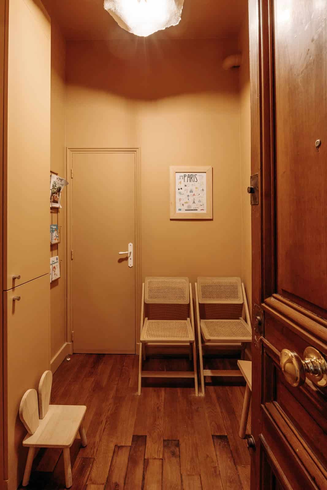 entrée murs caramel studio Paris transformé photo : © Charlotte Gille pour Happy Pog entrée murs caramel studio Paris transformé photo : © Charlotte Gille pour Happy Pog