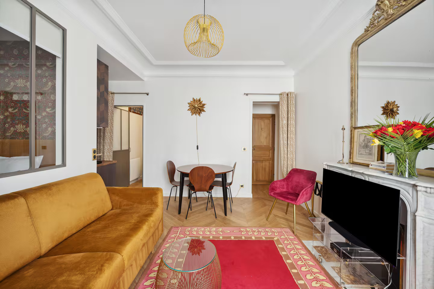 salon avec cheminée marbre et verrière appartement 45m2 Paris décoration classique chic