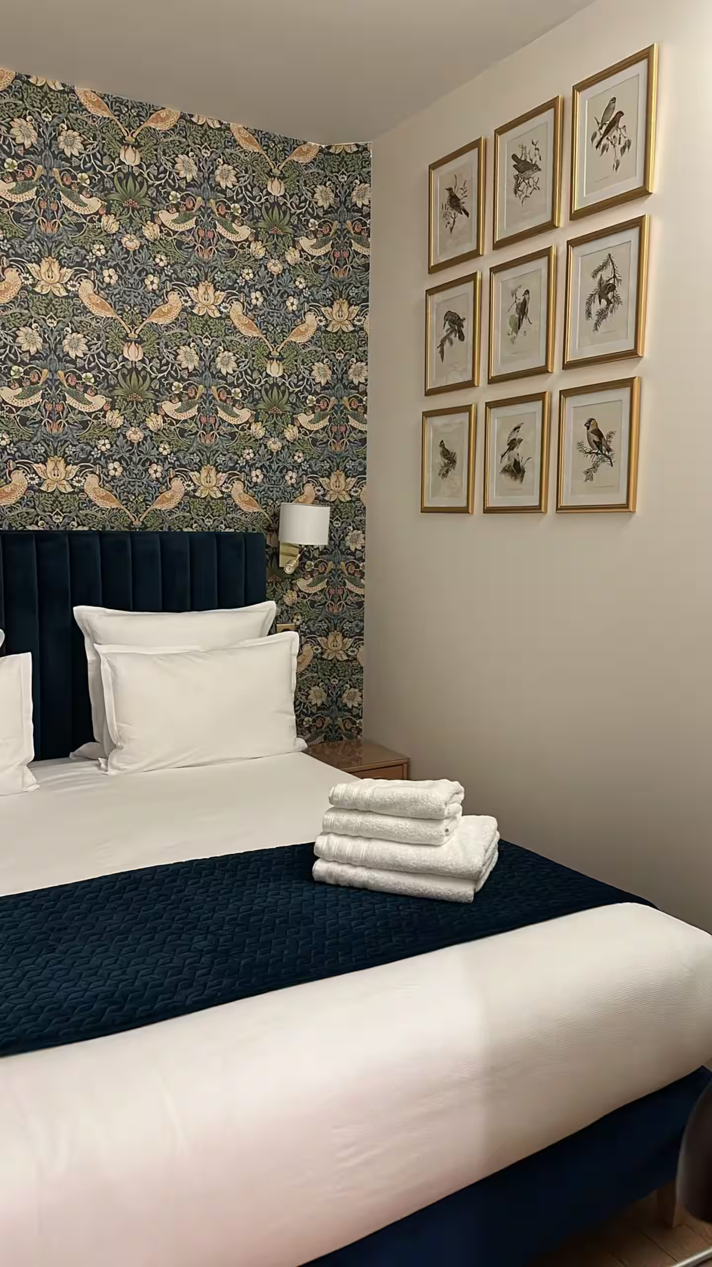 chambre contemporaine avec papier-peint