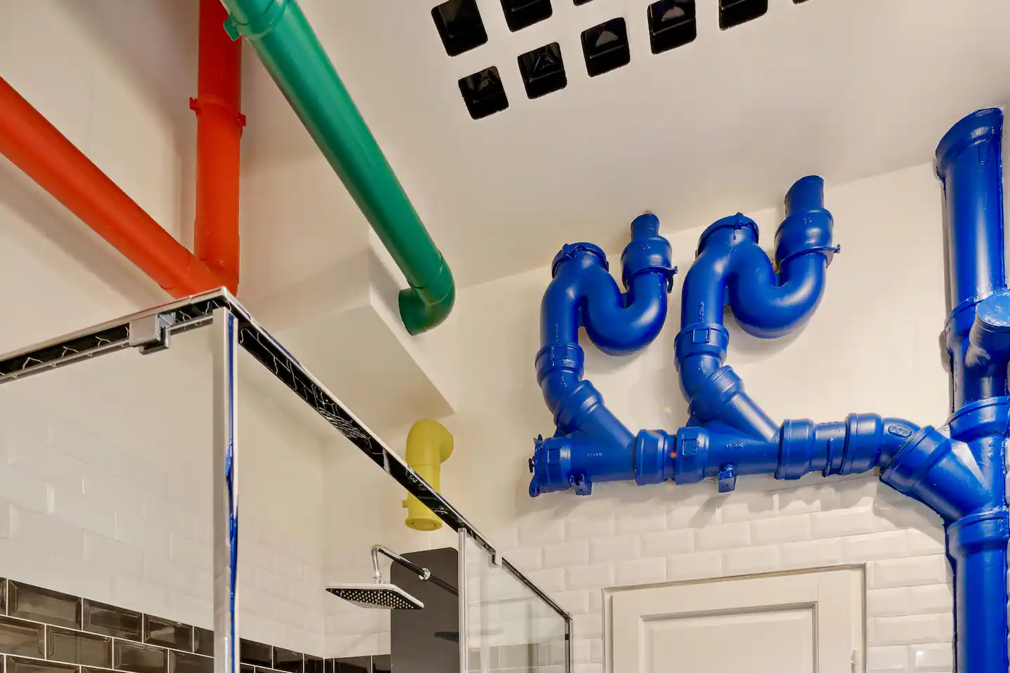 salle de bain design avec tuyaux en couleurs style Beaubourg