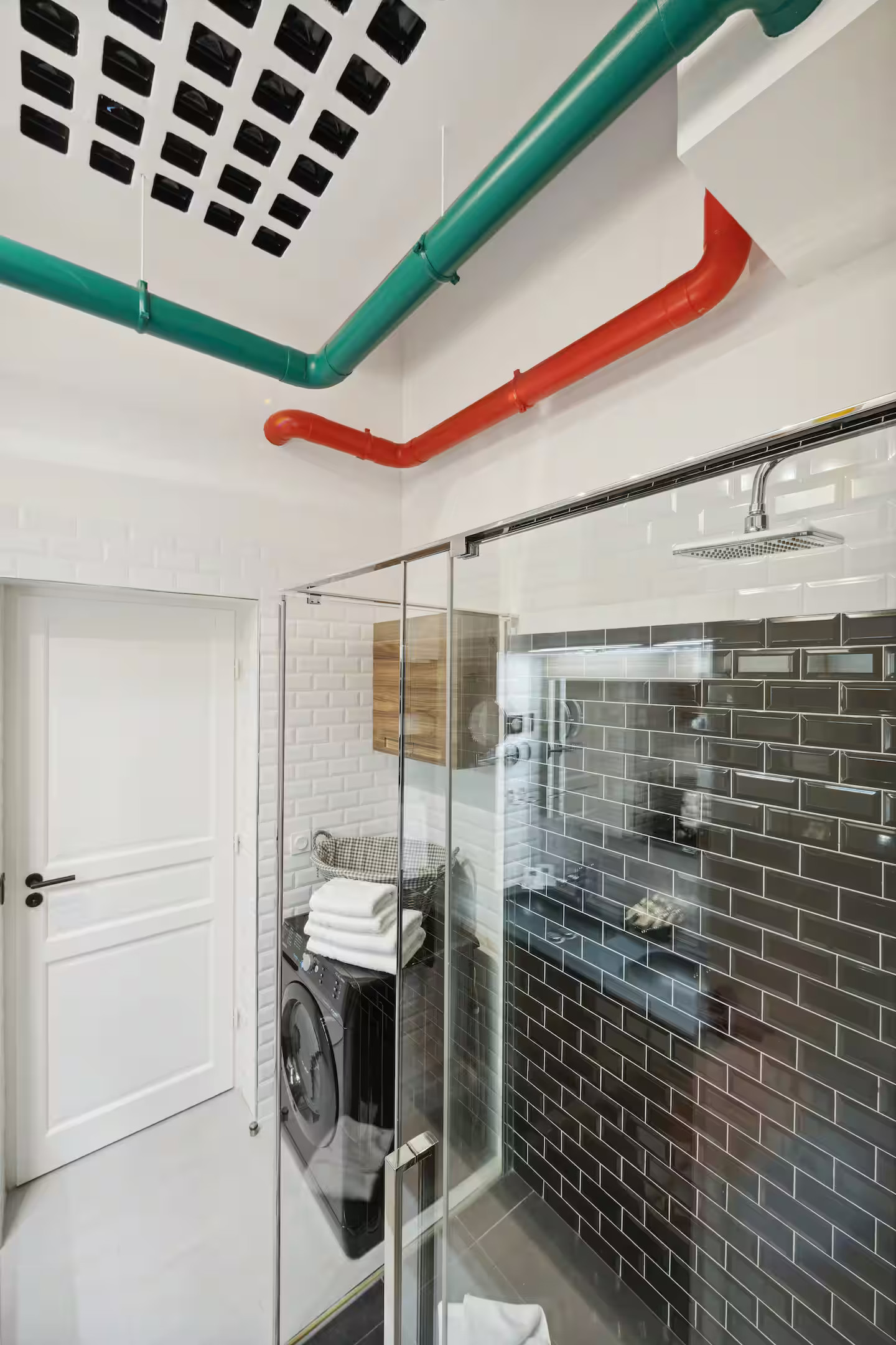 salle de bain design avec tuyaux en couleurs style Beaubourg