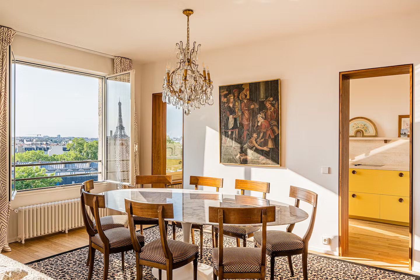 salle à manger appartement Paris vue tour Eiffel décoration classique chic salle à manger appartement Paris vue tour Eiffel décoration classique chic