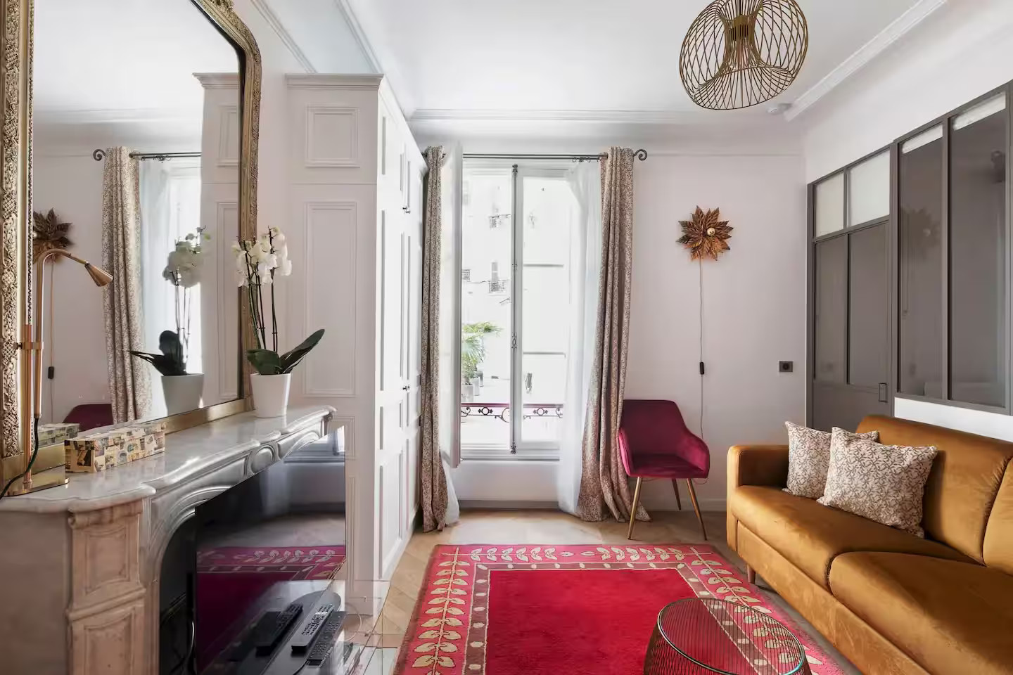 salon avec verrière appartement 45m2 Paris décoration classique chic