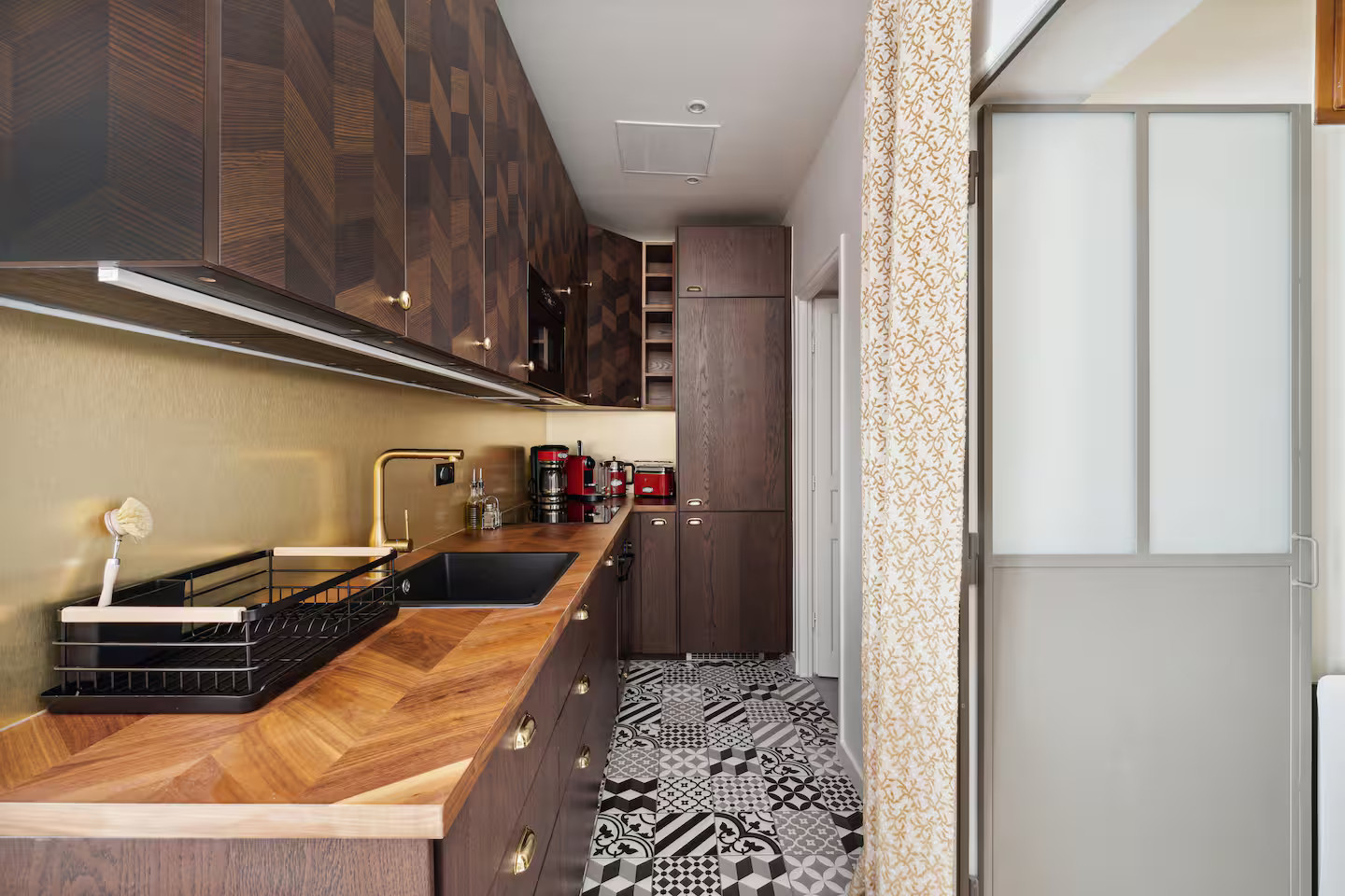 cuisine noyer dans couloir appartement 45m2 Paris décoration classique chic