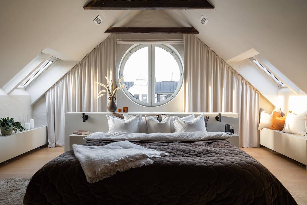 chambre avec oeil de boeuf et poutres décoration scandinave et contemporaine chambre avec oeil de boeuf et poutres décoration scandinave et contemporaine