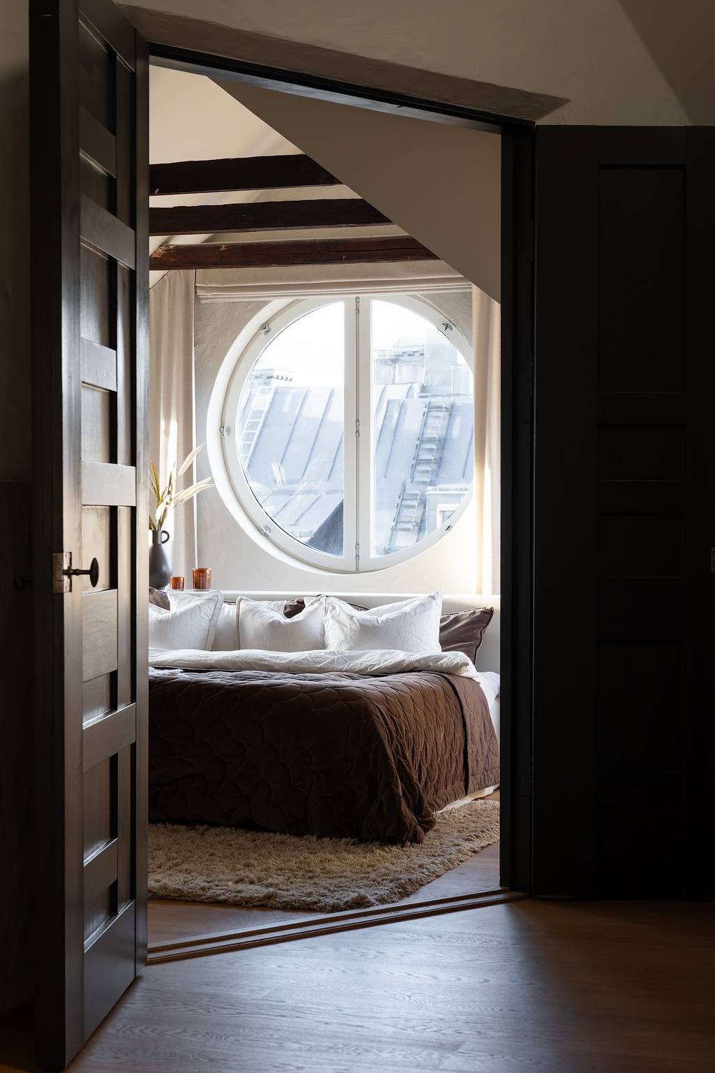 chambre avec oeil de boeuf et poutres décoration scandinave et contemporaine chambre avec oeil de boeuf et poutres décoration scandinave et contemporaine
