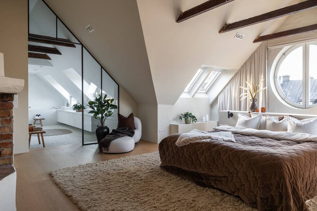 chambre avec oeil de boeuf et poutres et salle de bain chambre avec oeil de boeuf et poutres et salle de bain