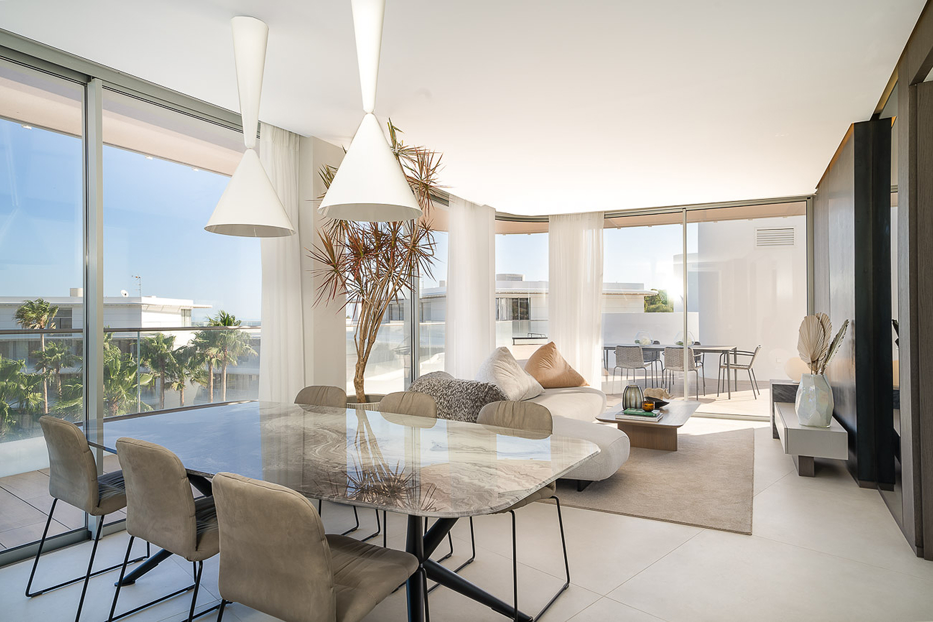 salle à manger et salon appartement design en plein ciel vue sur la mer salle à manger et salon appartement design en plein ciel vue sur la mer