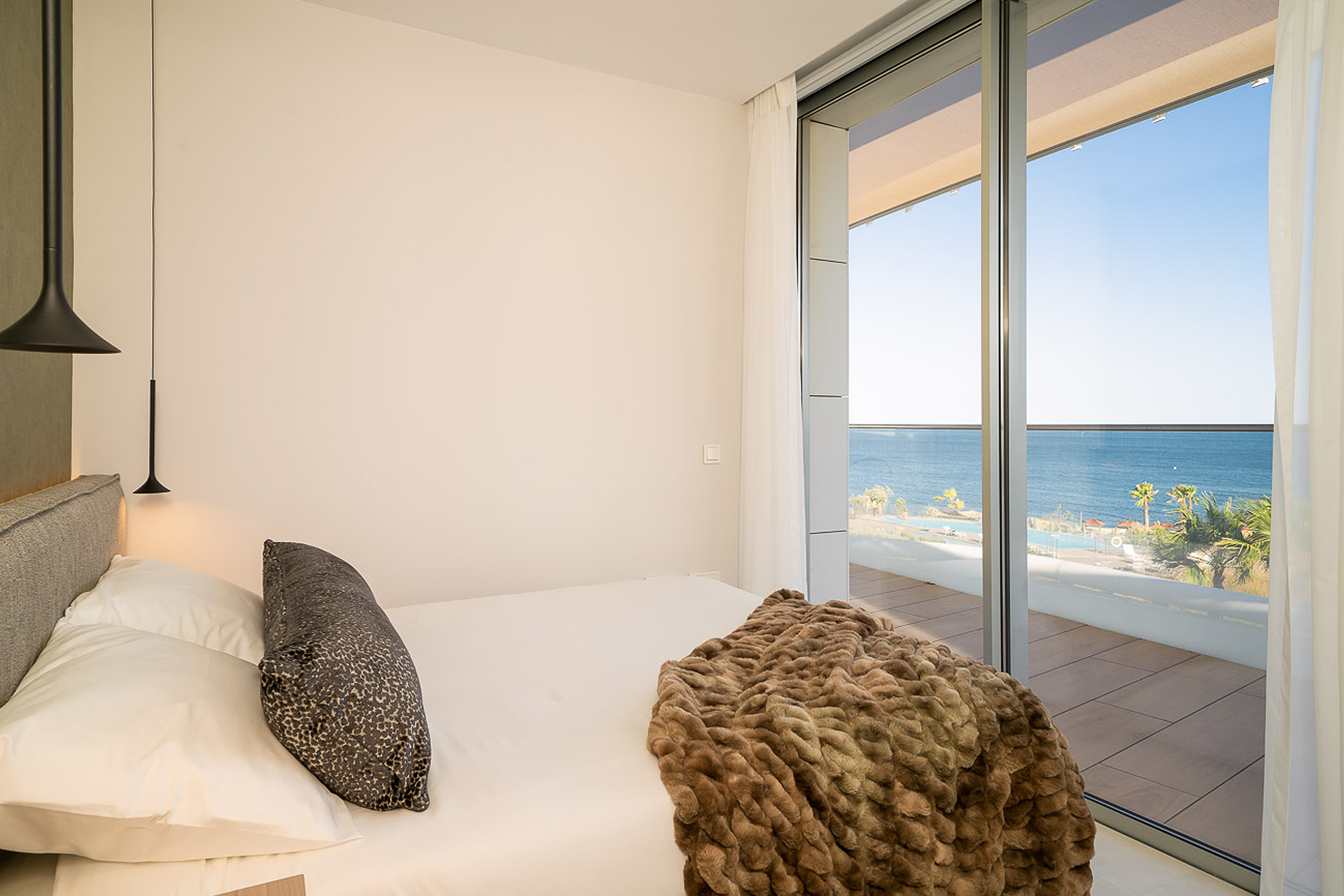 chambre avec baie vitrée vue mer chambre avec baie vitrée vue mer