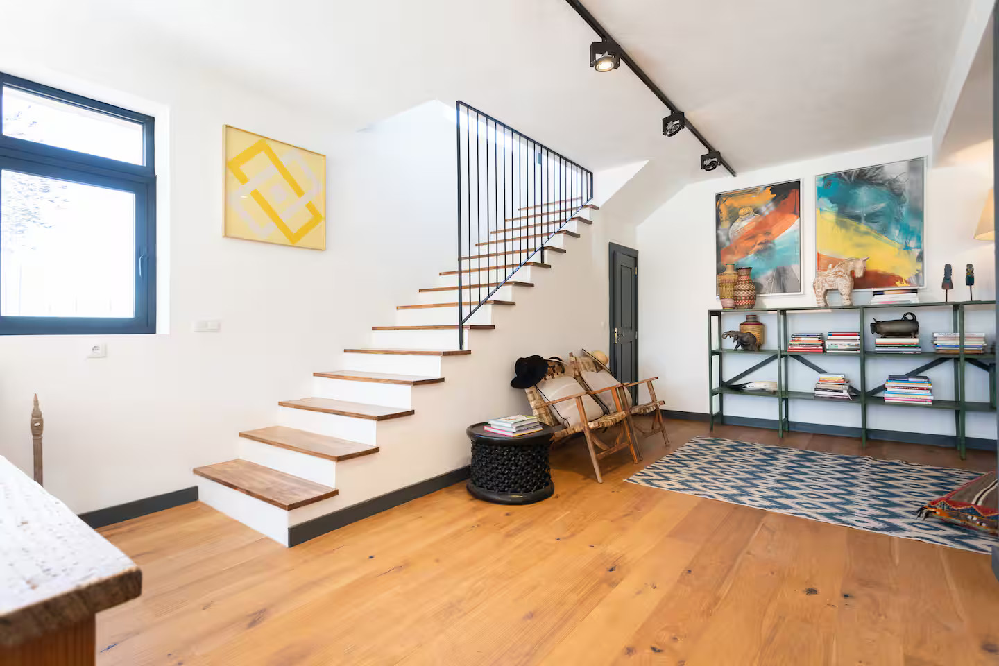 salon avec escalier décoration contemporaine
