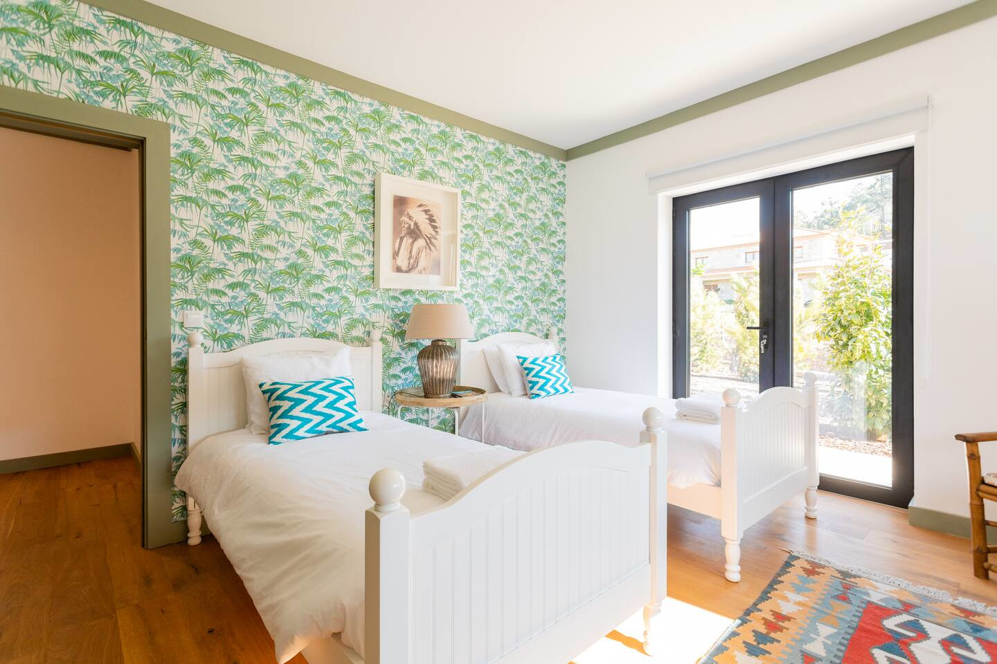 chambre à deux lits papier-peint végétal