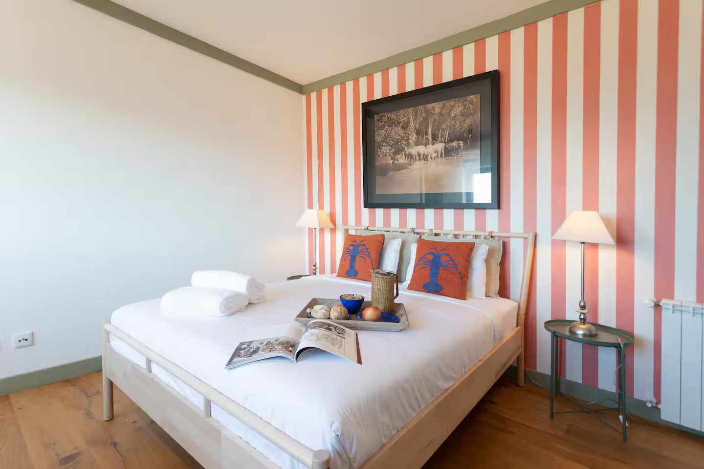 chambre papier-peint rayures rouges