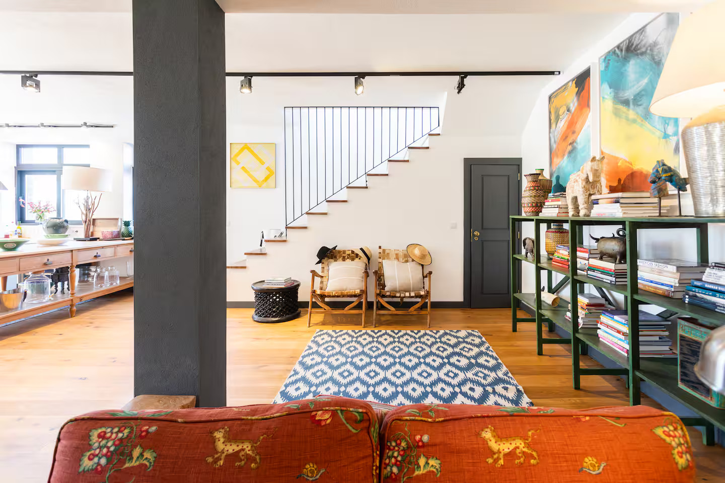 salon avec escalier décoration contemporaine