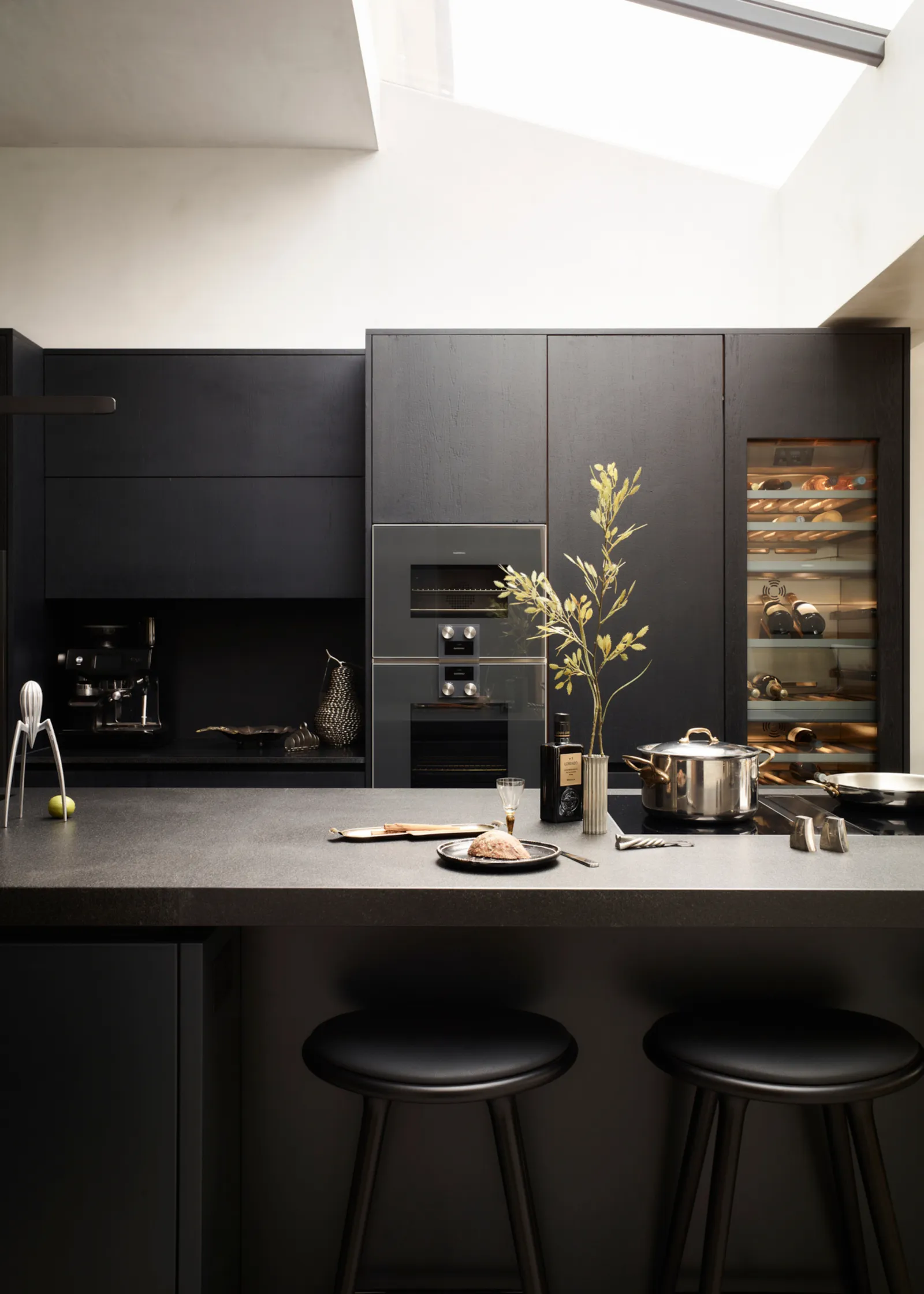 cuisine design noire avec îlot et puit de lumière cuisine design noire avec îlot et puit de lumière
