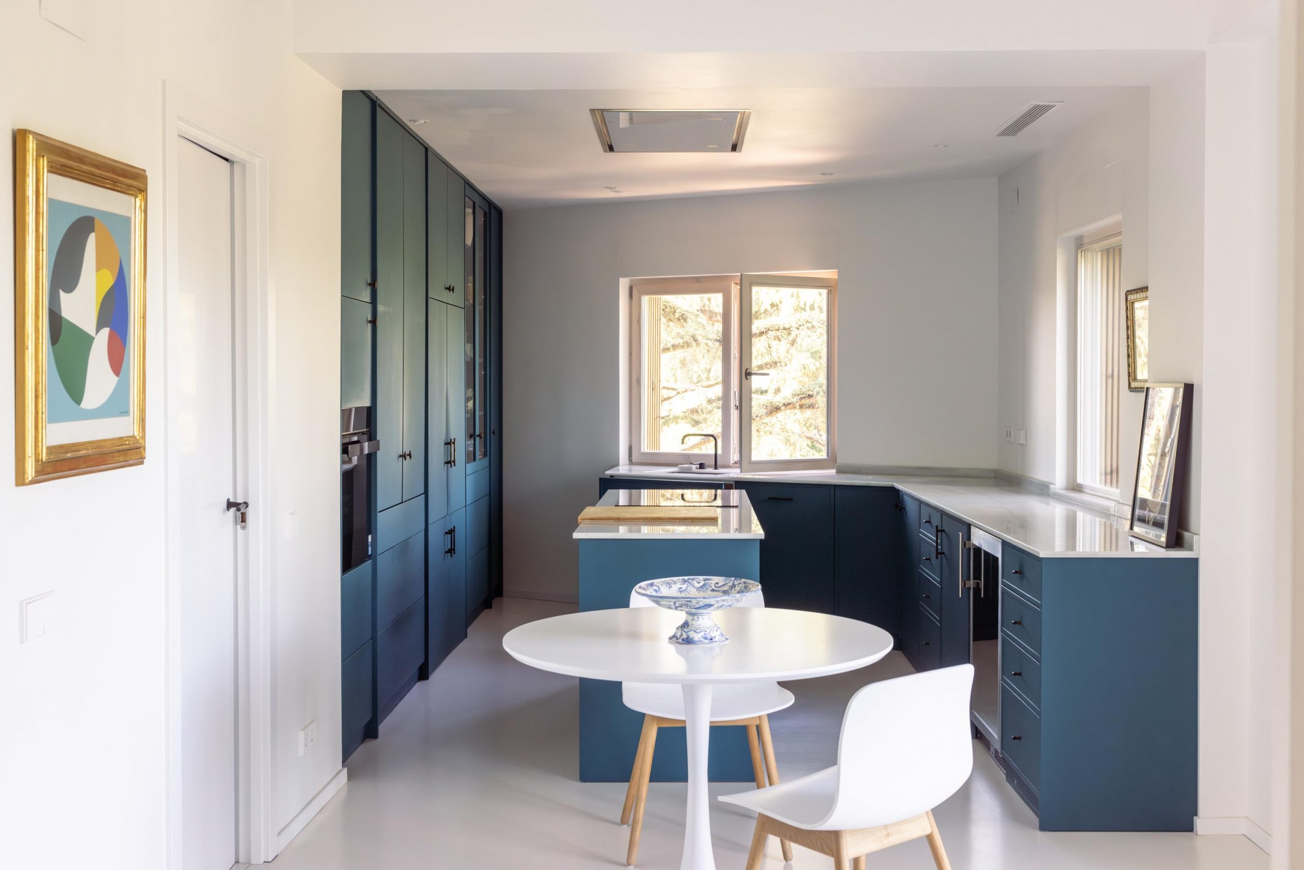 cuisine bleue décoration contemporaine maison rénovée Madrid cuisine bleue décoration contemporaine maison rénovée Madrid