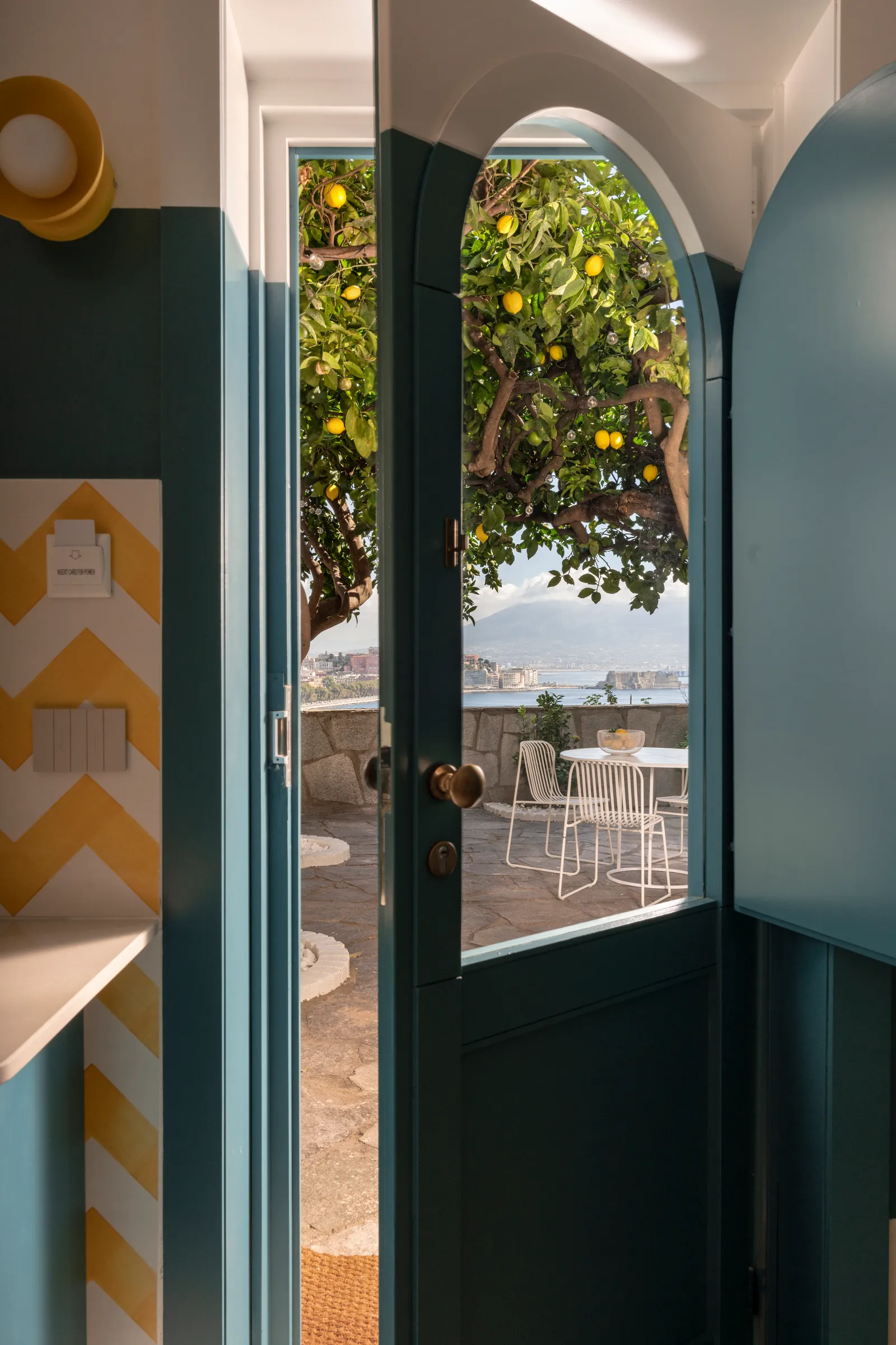 maison de plage avec terrasse Italie décoration design bleue et jaune
