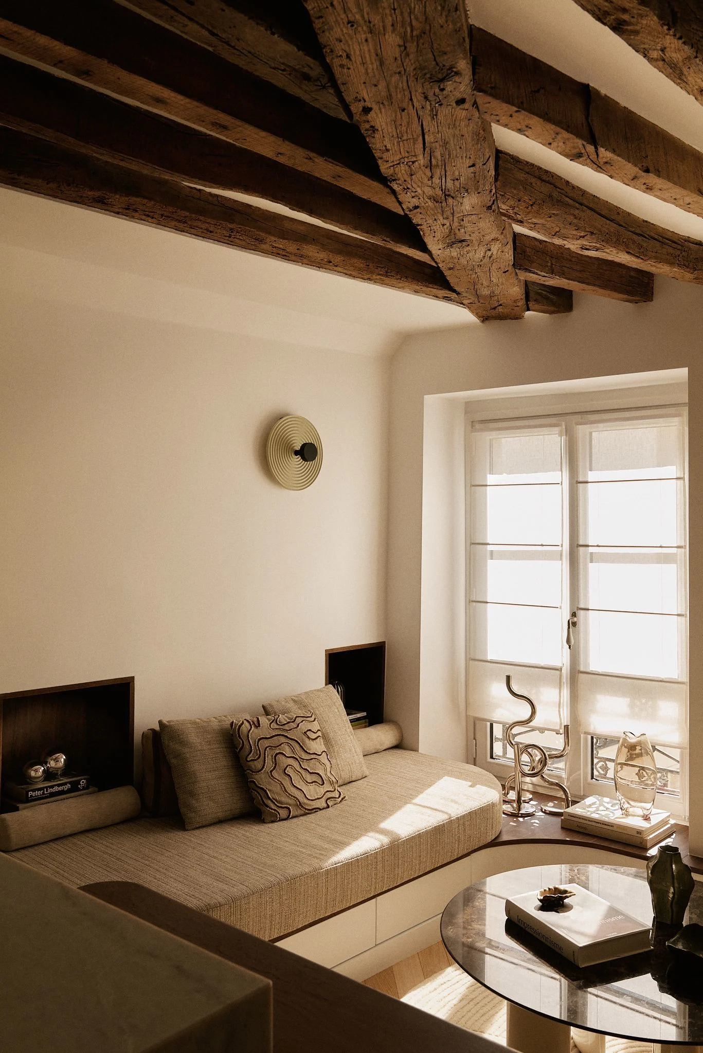 salon contemporain avec poutres appartement Paris 26m2