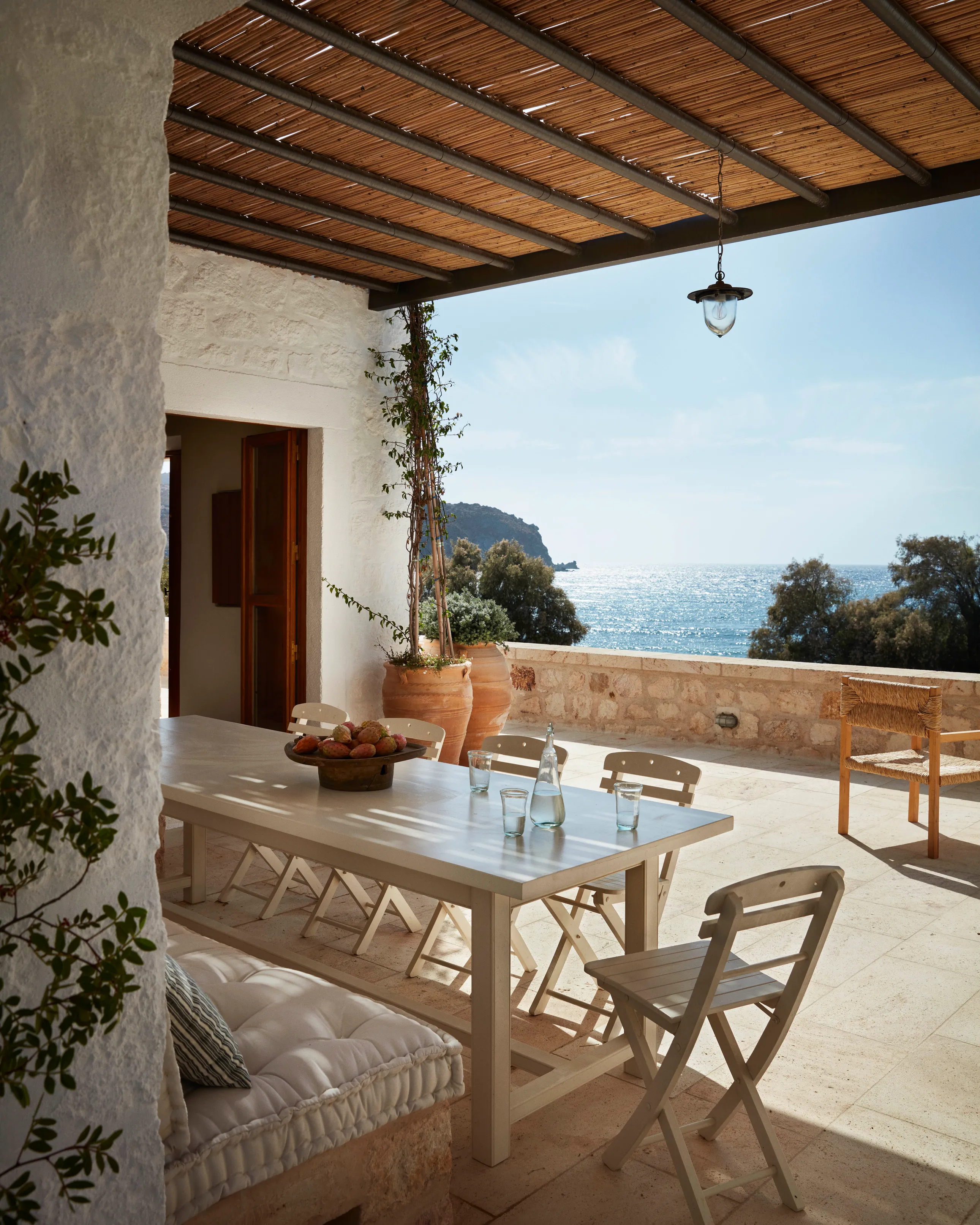 terrasse maison en Grèce vue mer décoration contemporaine terrasse maison en Grèce vue mer décoration contemporaine