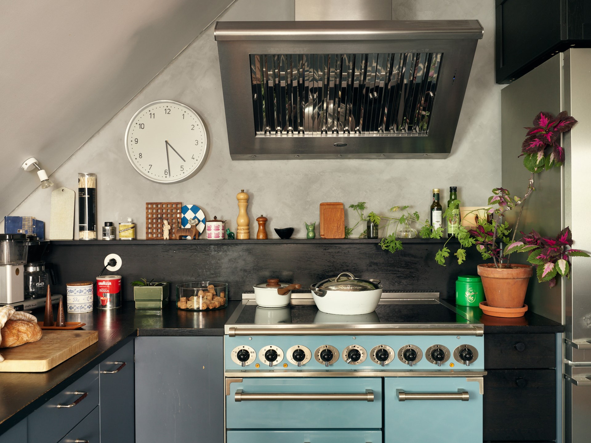 cuisine avec piano de cuisson bleu vintage cuisine avec piano de cuisson bleu vintage