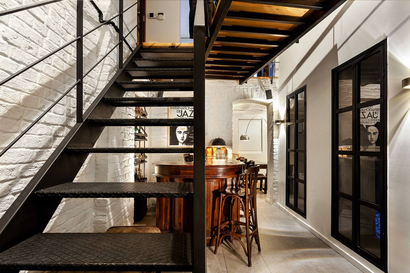 entrée loft avec escalier bois et acier et bar ancien bois murs briques blanches entrée loft avec escalier bois et acier et bar ancien bois murs briques blanches